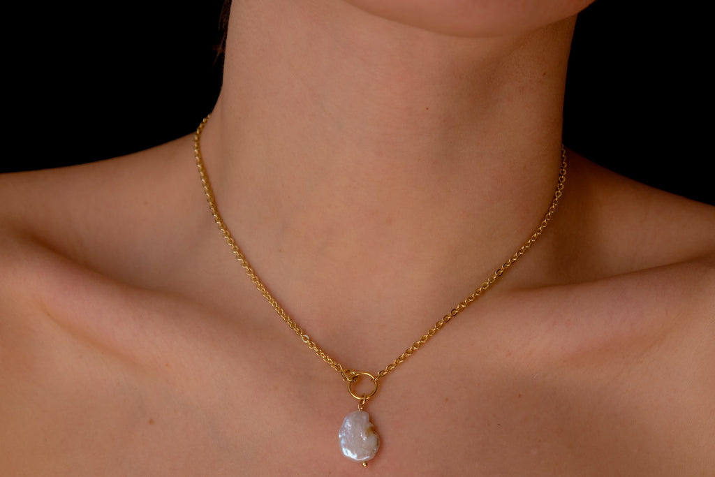 White pearl choker
