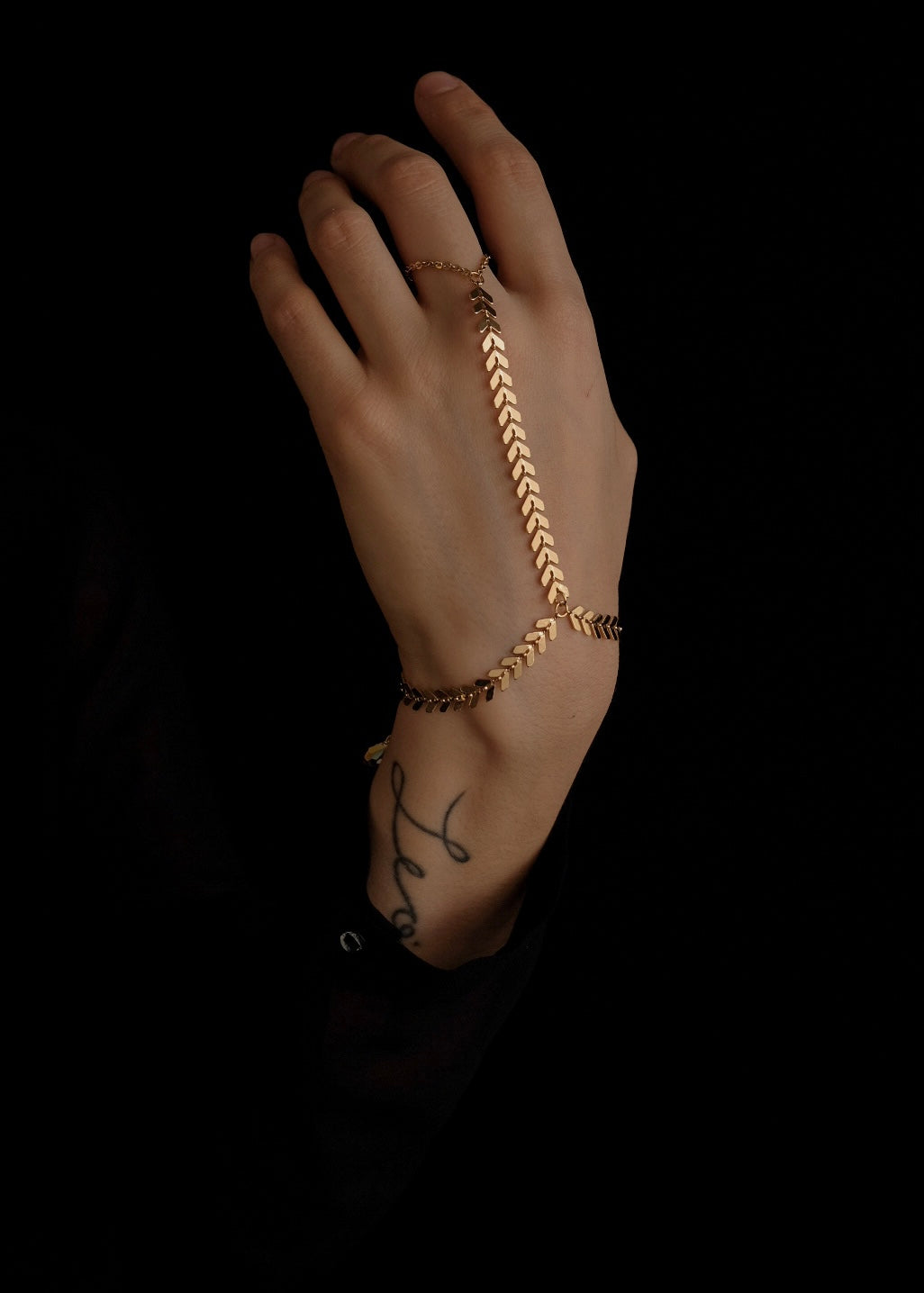 Venus handchain bracelet